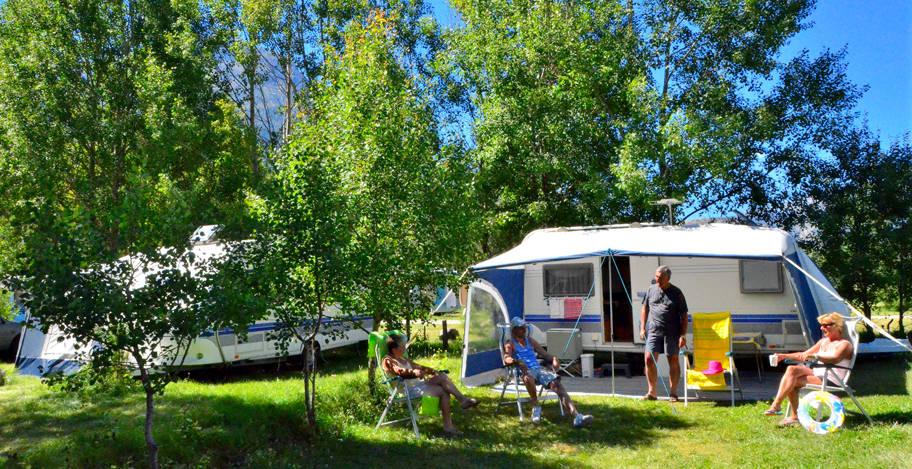 PHOTO. Un camping car dans le fossé au niveau de la zone commerciale de  Vauchelles-les-Quesnoy